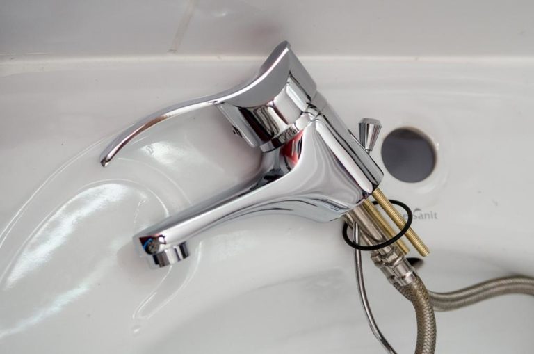 Jak szybko i skutecznie usunąć awarię hydrauliczną w domu?